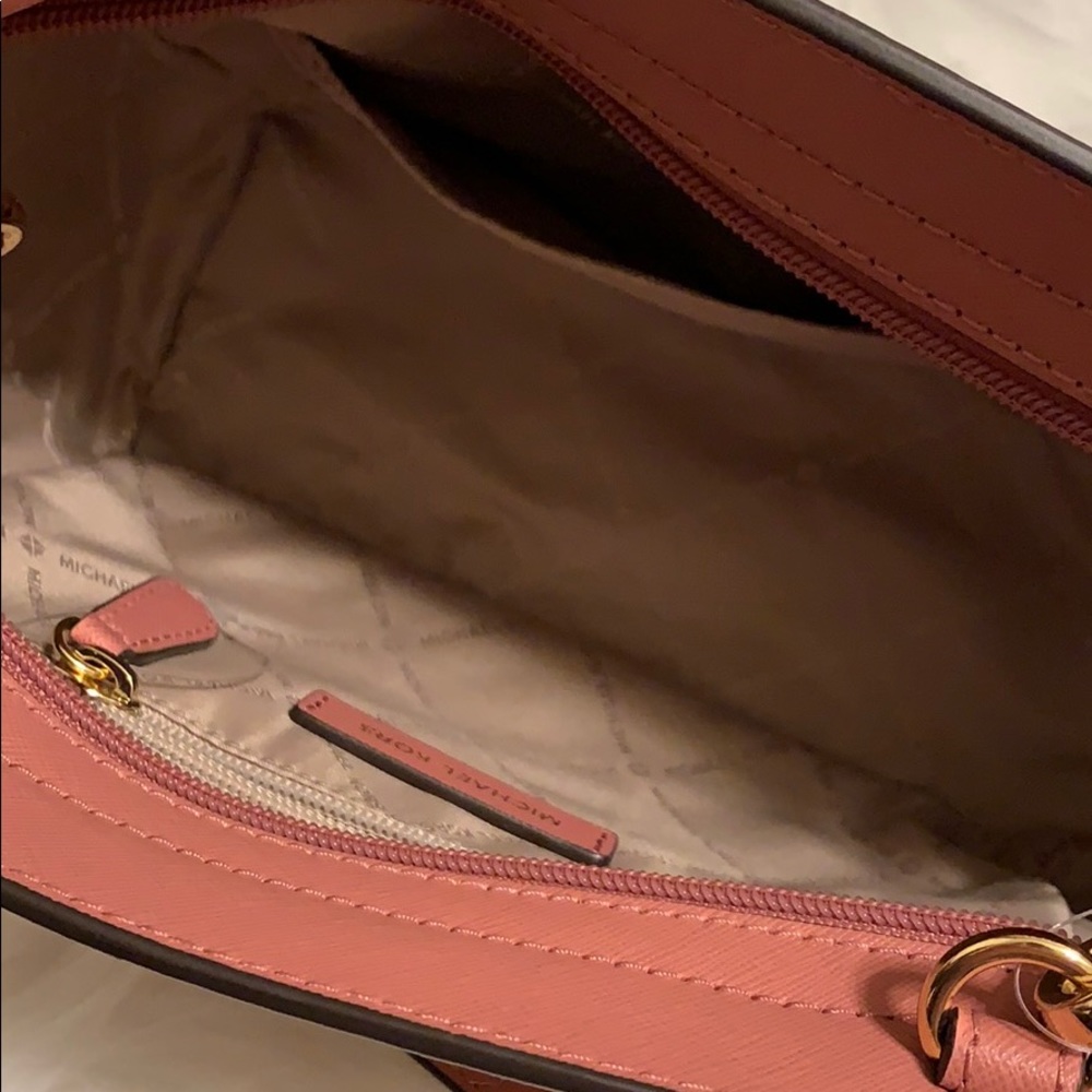 🔛💜FLASH SALE⚡️ Michael Kors crossbody - Picture 5 of 8